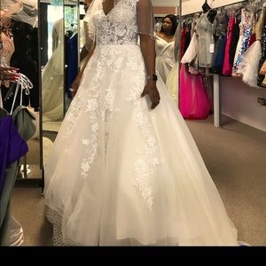 Brand new Vera Wang Inspired wedding dress. Bought but never worn. With Veil